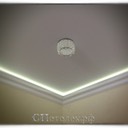 Натяжной потолок со светодиодной подсветкой и светильником